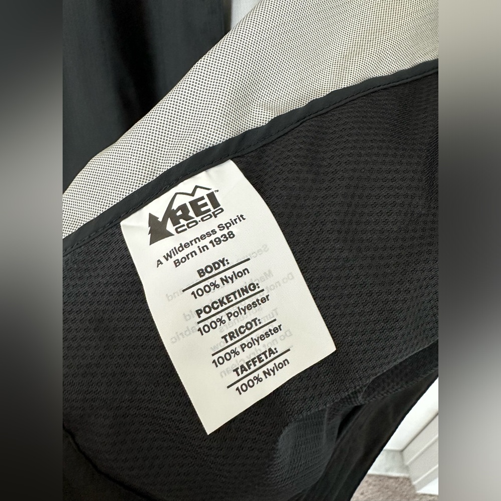 REI Black Women's Short Rain Jacket Size M - Picture 2 of 4